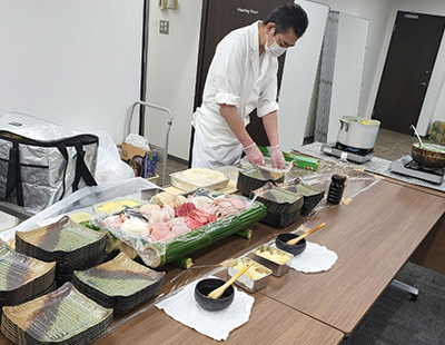 会議室で握る様子